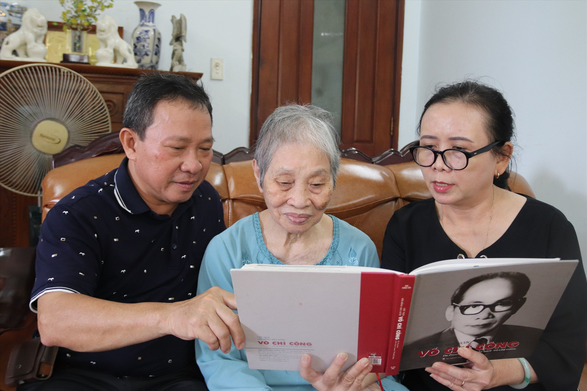 Cùng các cháu, bà Võ Thị Nghĩa (ngồi giữa) - con gái Chủ tịch Hội đồng Nhà nước Võ Chí Công ôn lại những kỷ niệm về cha mình. Ảnh HOÀNG LAN