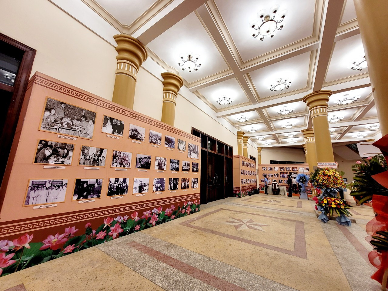 Không gian trưng bày ảnh về đồng chí Võ Chí Công được bố trí trang trọng tại tiền sảnh hội trường Trung tâm Văn hóa tỉnh. Ảnh: Đ.C.A