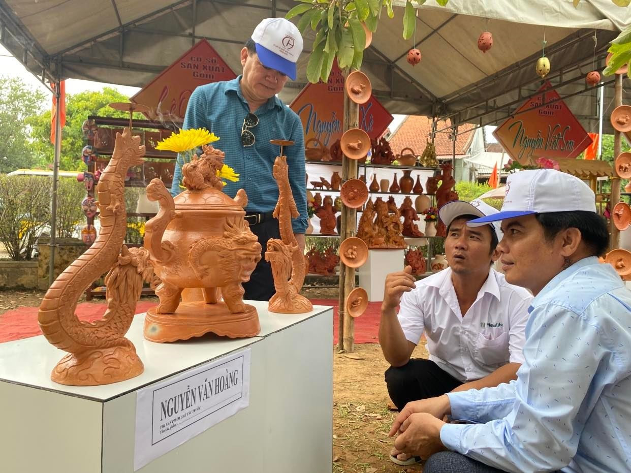 Nhiều sản phẩm làng gốm Thanh Hà rất sắc xảo và xinh đẹp.