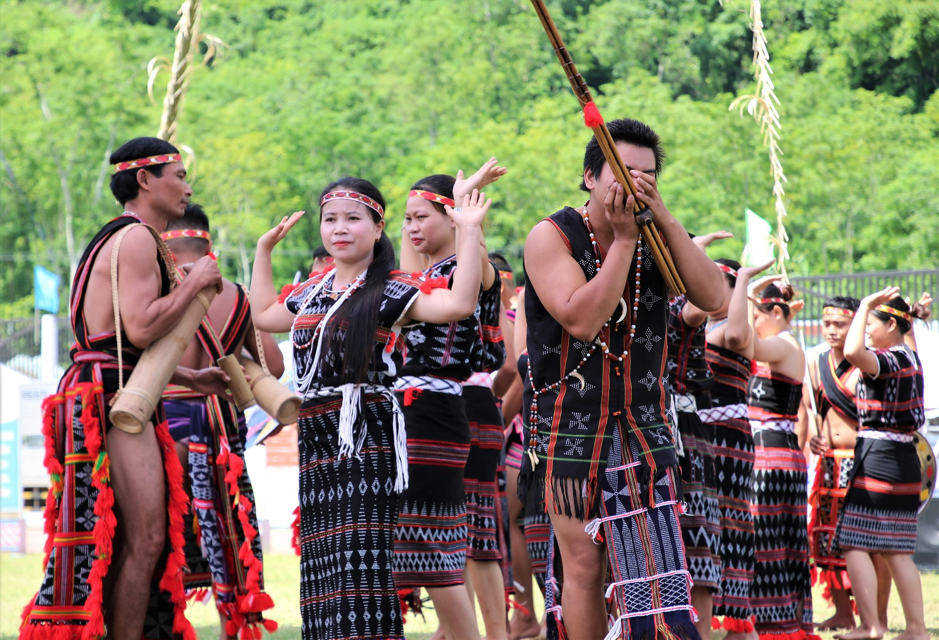 Vũ điệu trống chiêng kết hợp khèn truyền thống tạo nên âm vang núi rừng trong mùa lễ hội văn hóa ở Nam Giang.