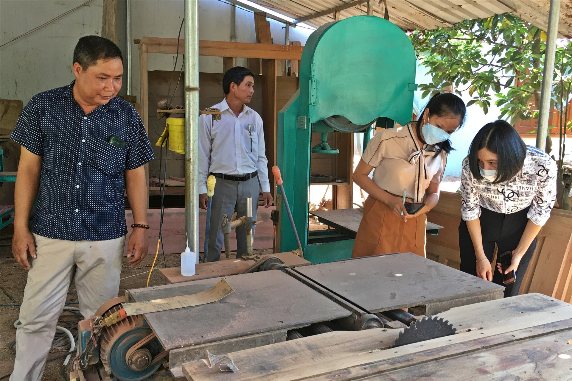 UBND huyện Phú Ninh nghiệm thu đề án khuyến công hỗ trợ đầu tư máy móc thiết bị tiên tiến vào sản xuất đồ gỗ gia dụng cho cơ sở sản xuất Hồ Văn Xuân. Ảnh: Đ.C
