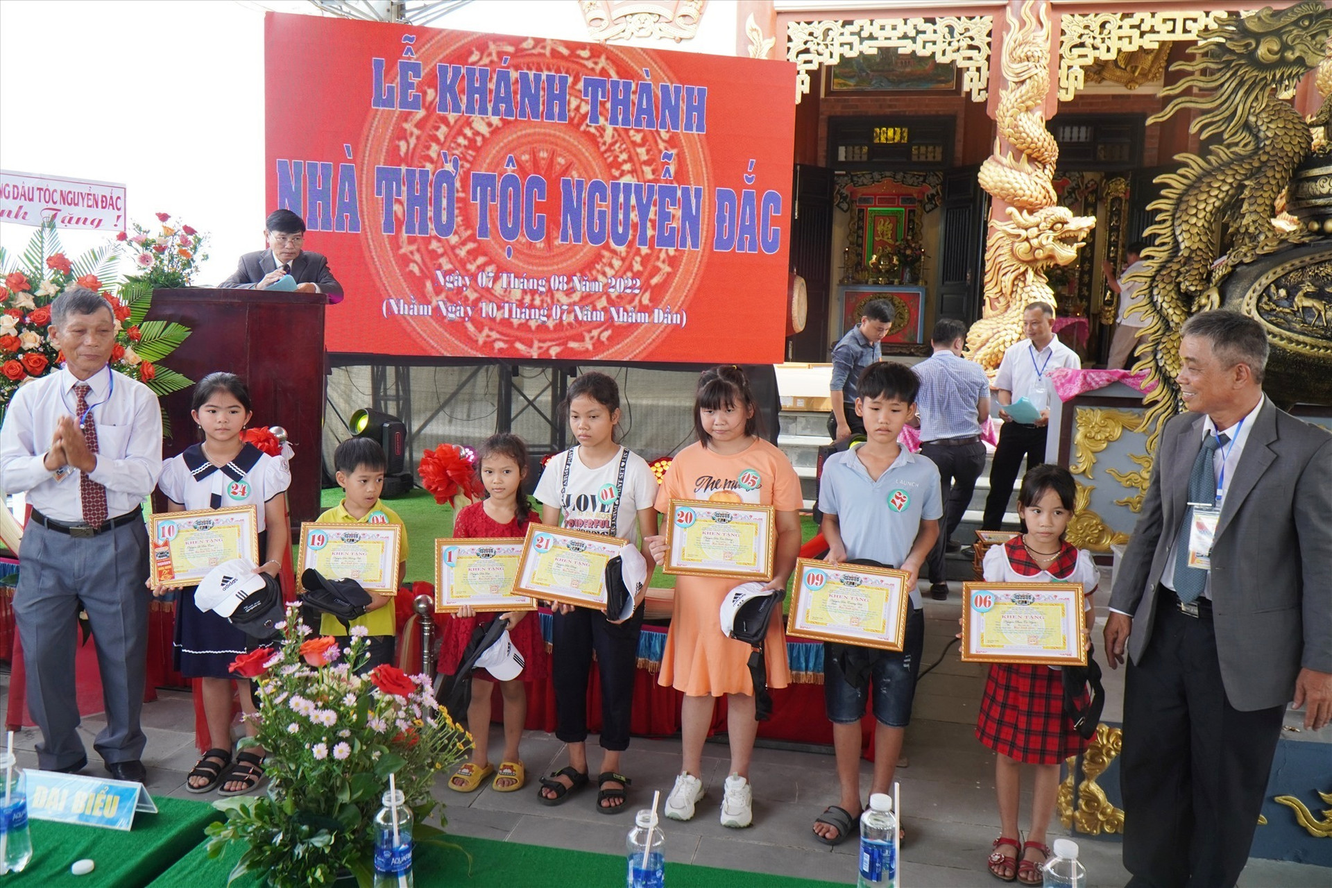 Hội đồng gia tộc Nguyễn Đắc khen thưởng cho 90 con em có thành tích học tốt trong năm học 2021 -2022. Ảnh NTB