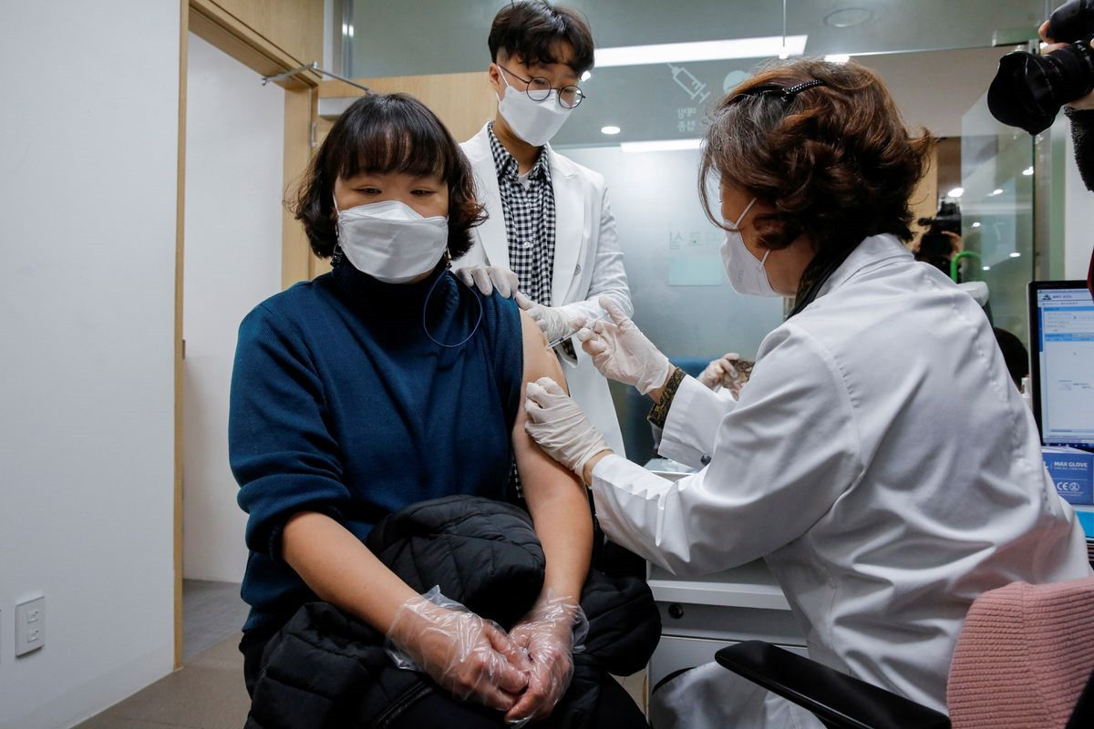 Người dân Hàn Quốc tiêm các mũi vắc xin tăng cường ngăn chặn Covid-19. Ảnh: Reuters