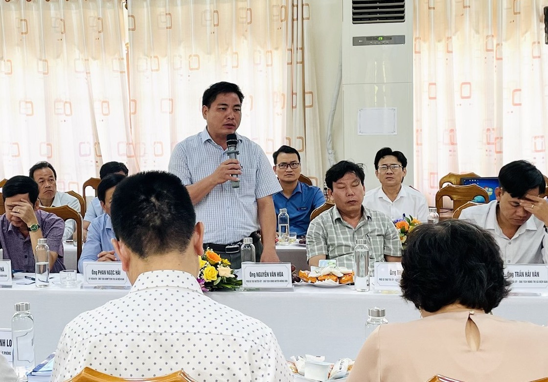 Chủ tịch UBND huyện Nông Sơn - Nguyễn Văn Hòa trình bày đề án thành lập thị trấn Trung Phước. Ảnh TÂM LÊ