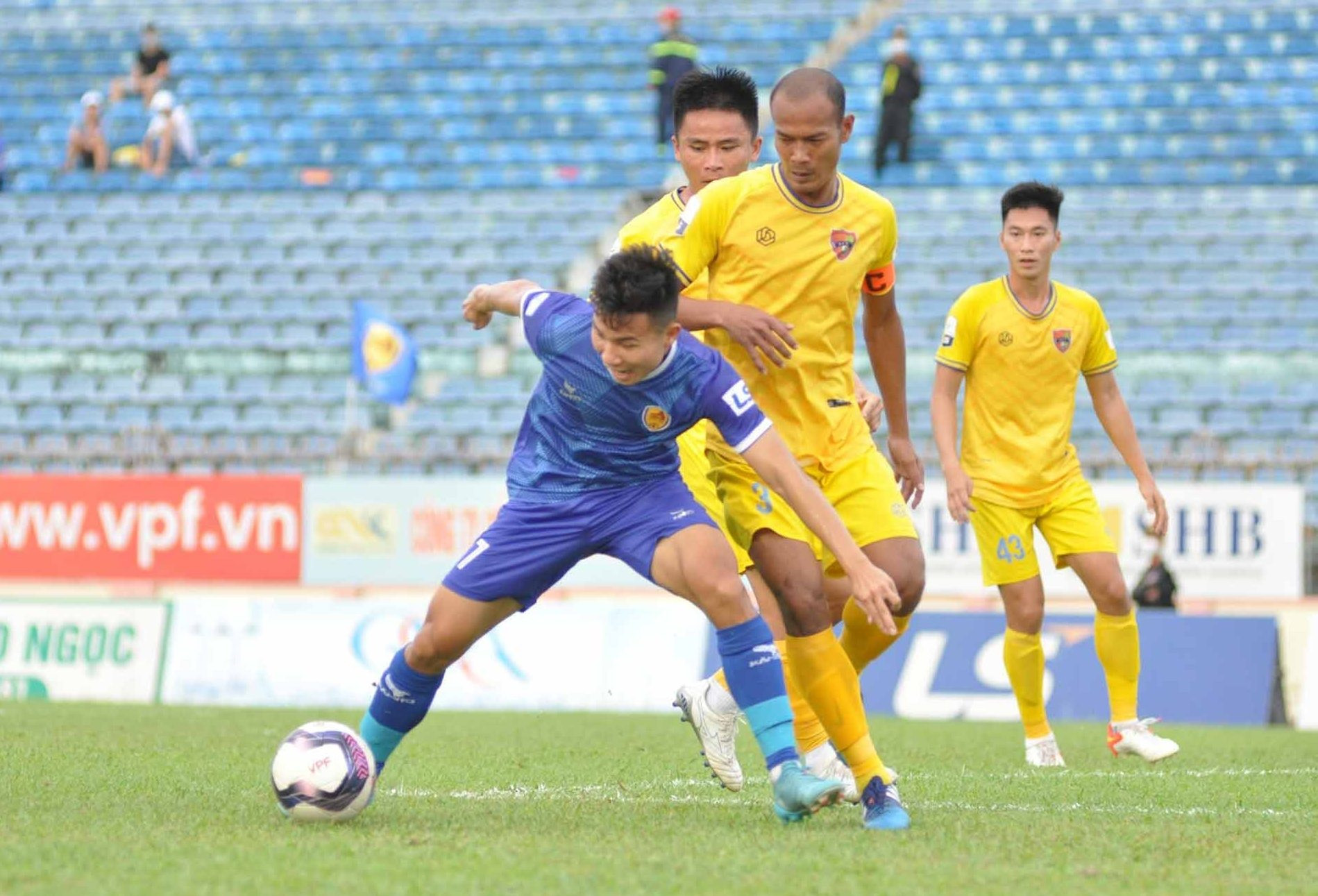 Vũ Tín (áo xanh) - một trong 3 cầu thủ ghi bàn cho đội Quảng Nam. Ảnh: T.V