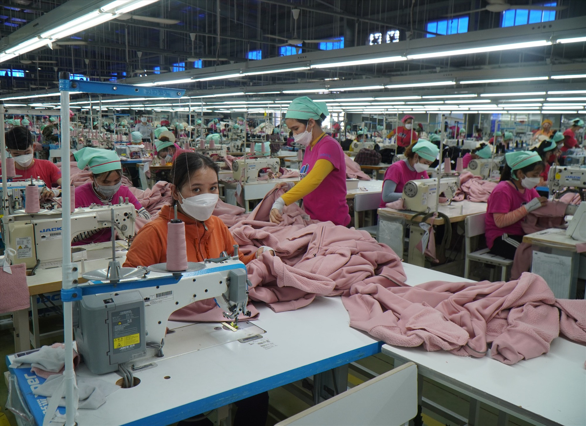 Hàng nghìn công nhân Panko Tam Thăng có thu nhập ổn định, với bình quân 7 triệu đồng/người/tháng. Ảnh: T.BÌNH