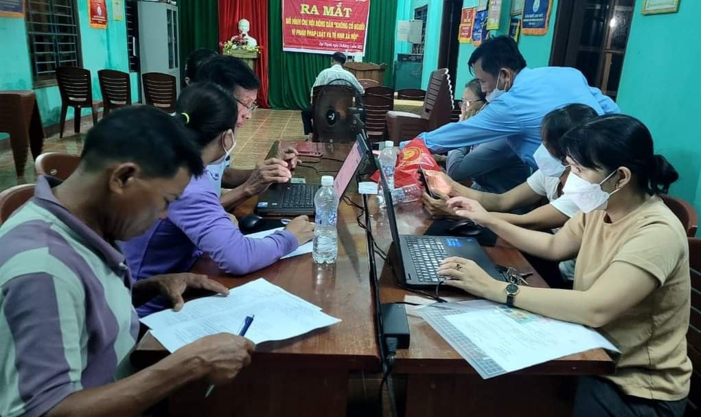 Điểm hỗ trợ người dân thực hiện dịch vụ công trực tuyến mức độ 3, 4 tại xã Đại Thạnh, Đại Lộc). Ảnh: CTV