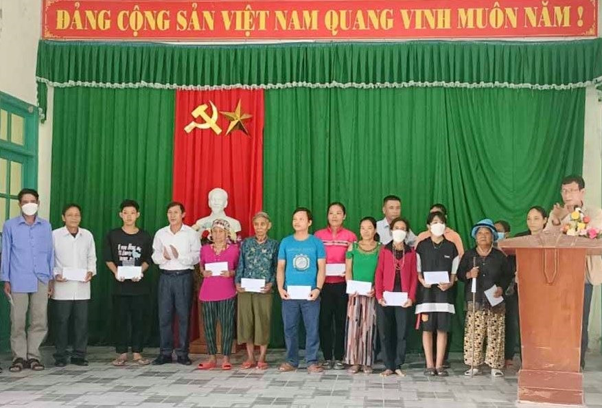 Lãnh đạo huyện Đại Lộc trao tặng quà cho người dân huyện Nam Giang. Ảnh: N.D