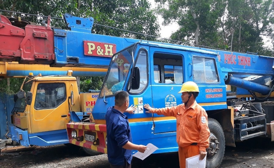 PC Quảng Nam tuyên truyền bảo vệ an toàn hành lang lưới điện cao áp đến hơn 5.000 chủ phương tiện cẩu, tải, nâng trên địa bàn tỉnh.