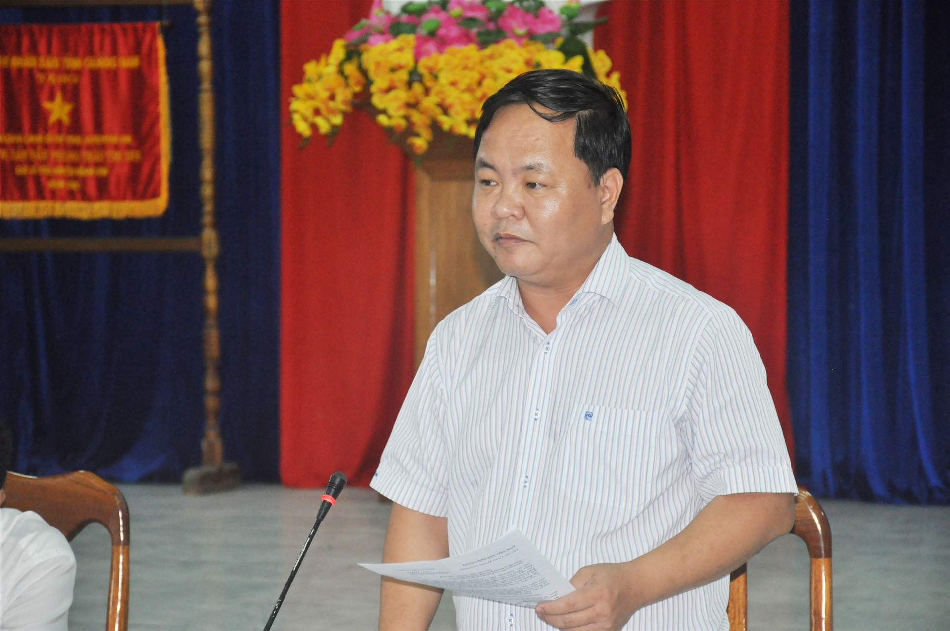 Phó Chủ tịch UBND tỉnh Nguyễn Hồng Quang trao đổi về những mặt còn hạn chế, tồn tại và các kiến nghị của Đảng ủy xã Quế Trung. Ảnh: N.Đ