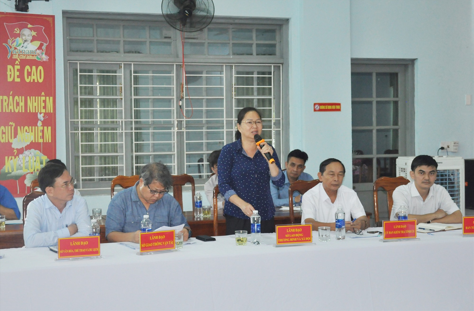 Bà Trương Thị Lộc - Giám đốc Sở LĐ-TB&XH trao đổi làm rõ thêm các nội dung liên quan đến công tác giảm nghèo bền vững trong thời gian tới. Ảnh: N.Đ
