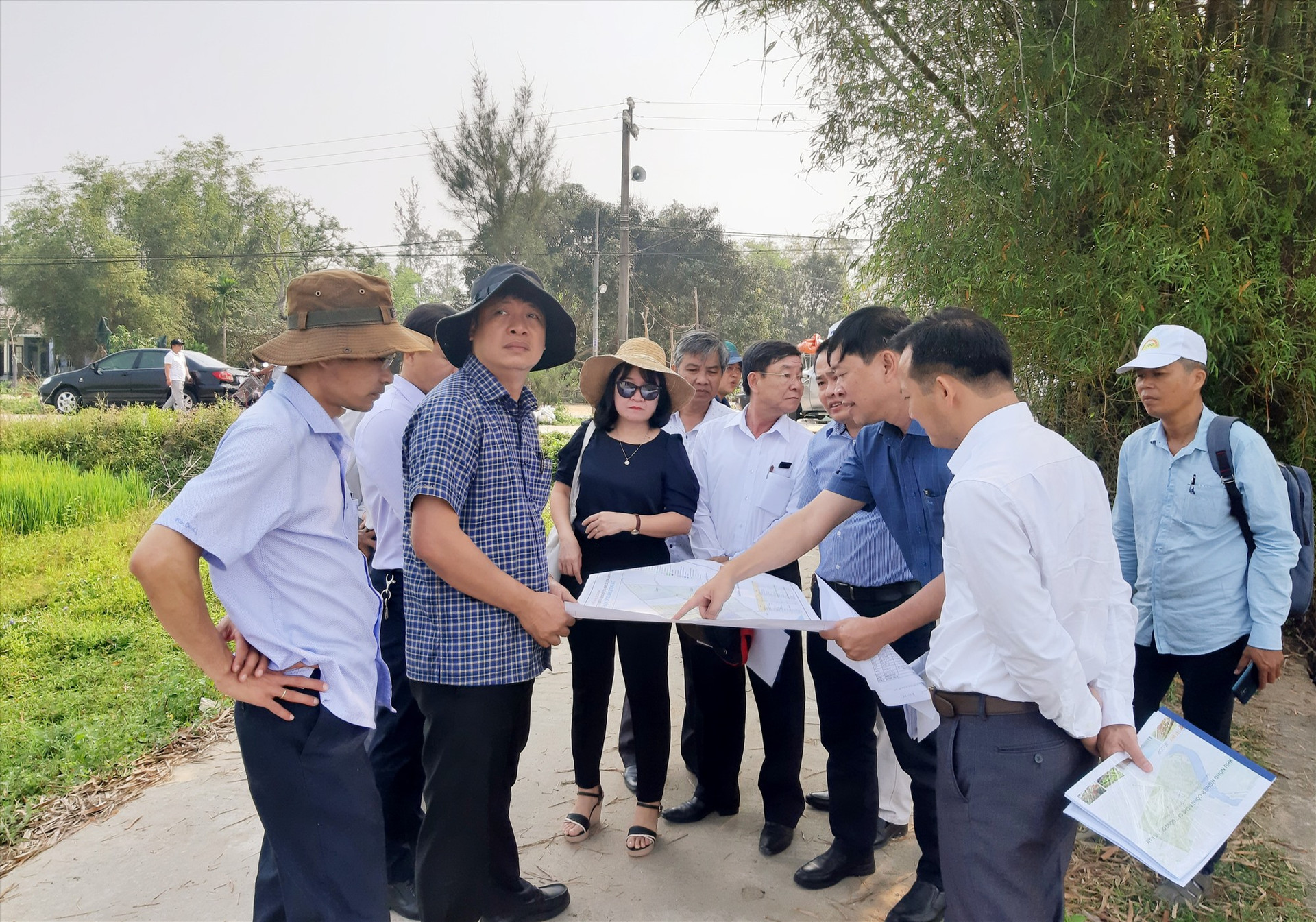 Đoàn công tác của tỉnh trong một lần khảo sát địa điểm dự kiến triển khai dự án Khu nông nghiệp công nghệ cao Đông Quảng Nam (xã Bình Dương, Thăng Bình) của Công ty CP Tập đoàn T&T.   Ảnh: VĂN SỰ