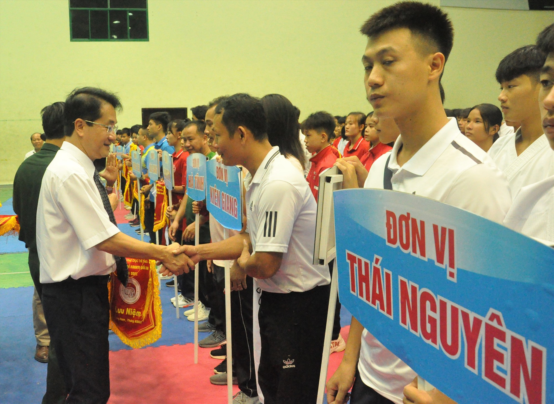 Ông Võ Sơn Hà - Trưởng bộ môn Karate Tổng cục TD-TT, Chủ tịch Liên đoàn Karate Đông Nam Á động viên các đoàn tham gia. Ảnh: A.S
