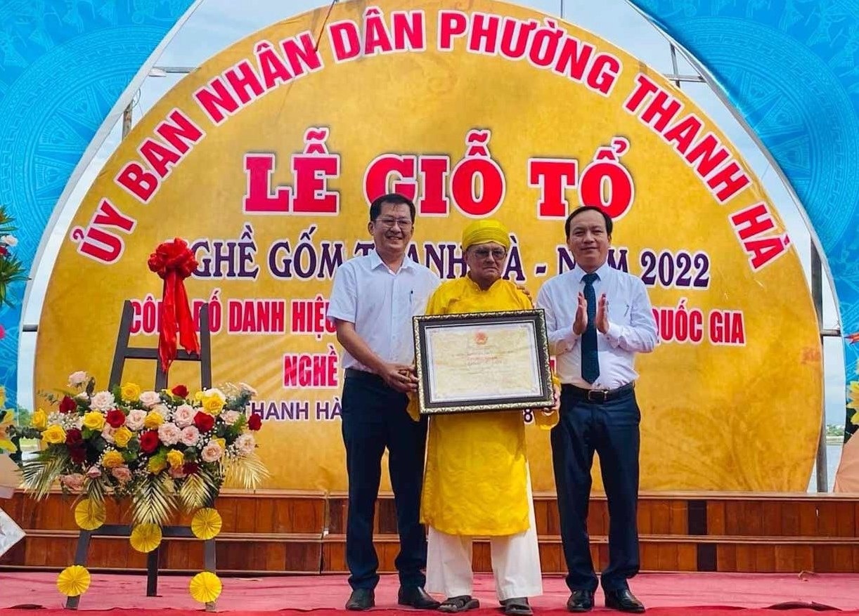 A representative of Thanh Ha pottery village (center) at the event