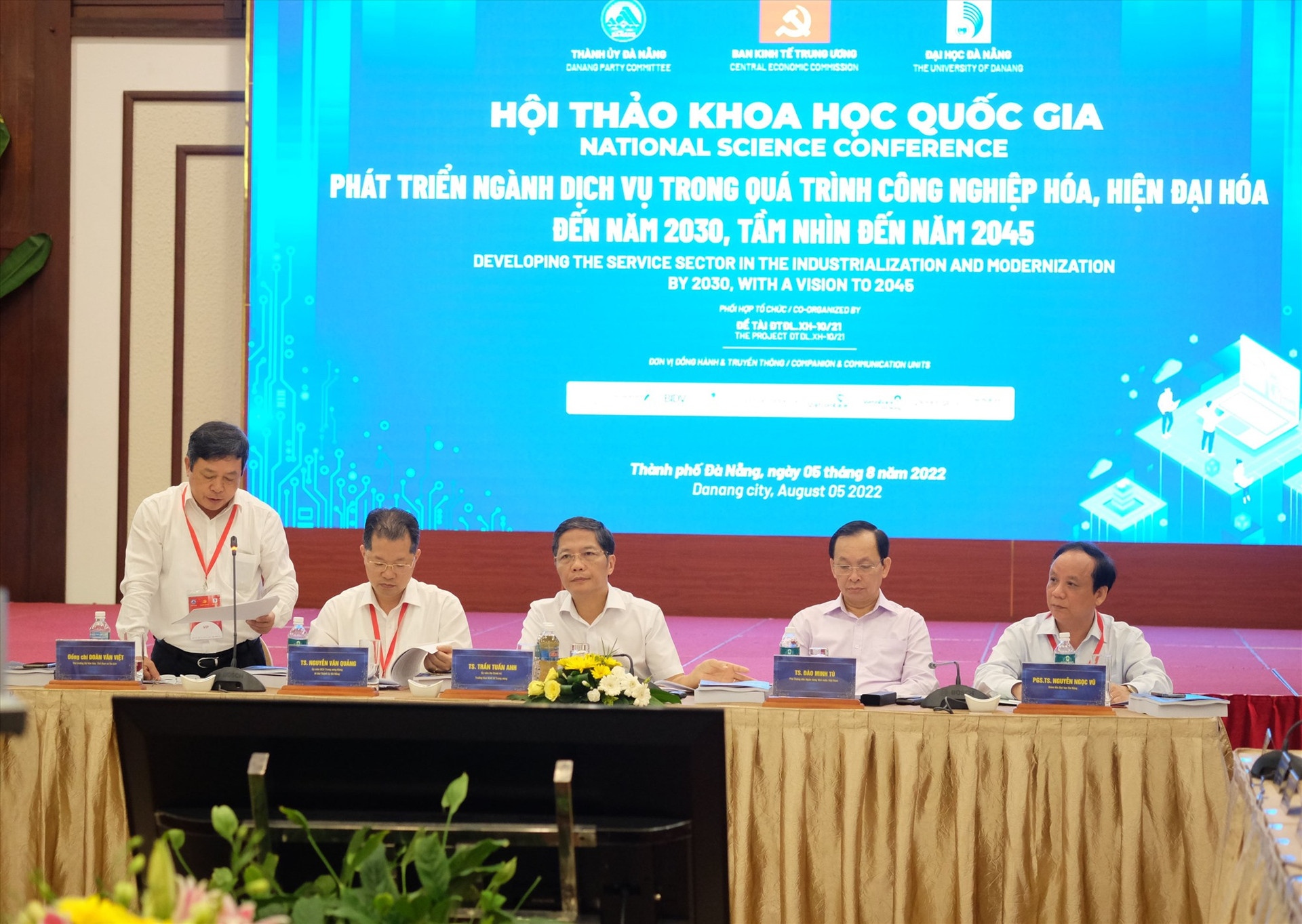 Ủy viên Bộ Chính trị - Trưởng ban Kinh tế Trung ương Trần Tuấn Anh (giữa) chủ trì hội thảo. Ảnh: P.Q