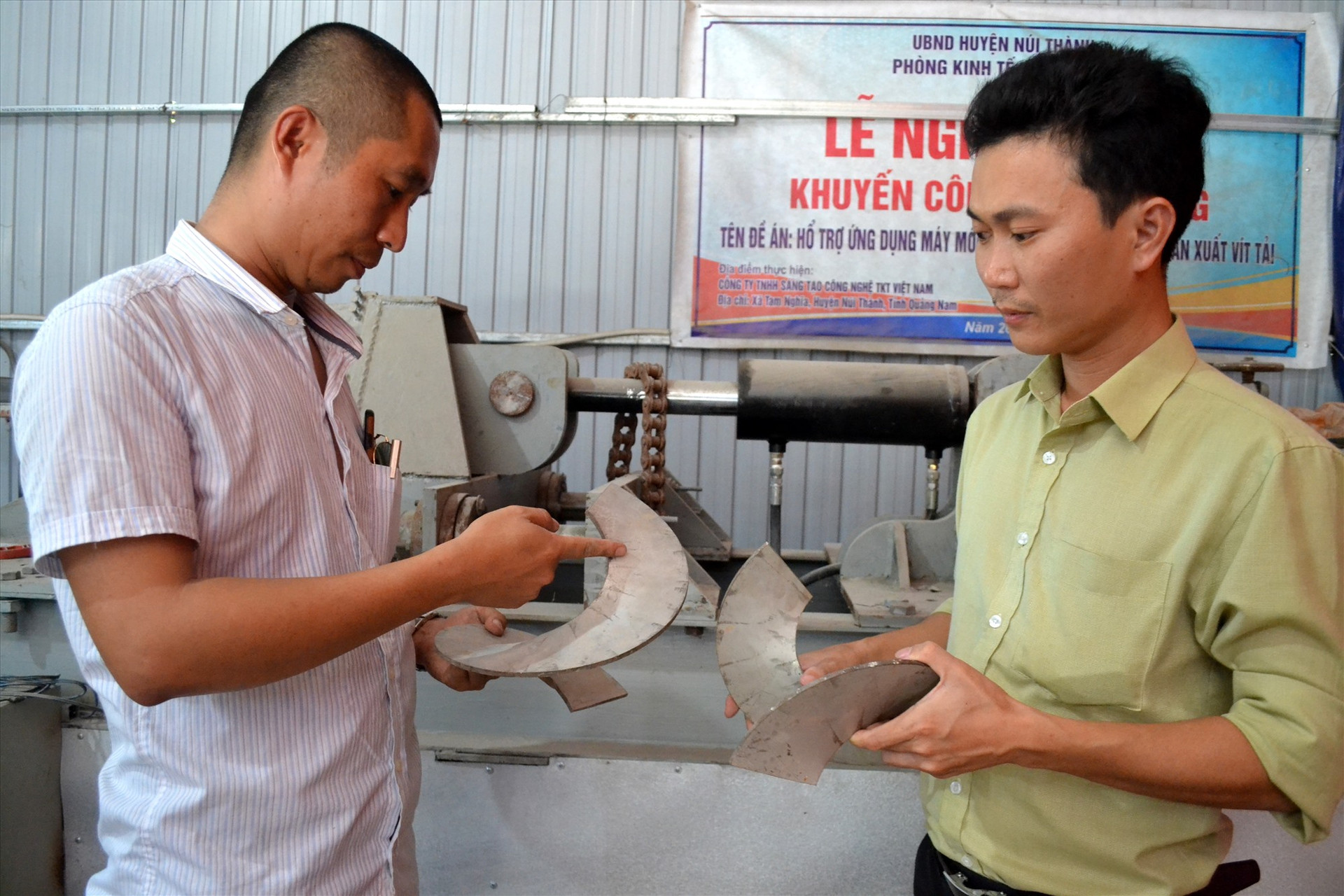 Ông Nguyễn Tấn Thịnh (bên trái) nói về sản xuất vít tải. Ảnh: VIỆT NGUYỄN