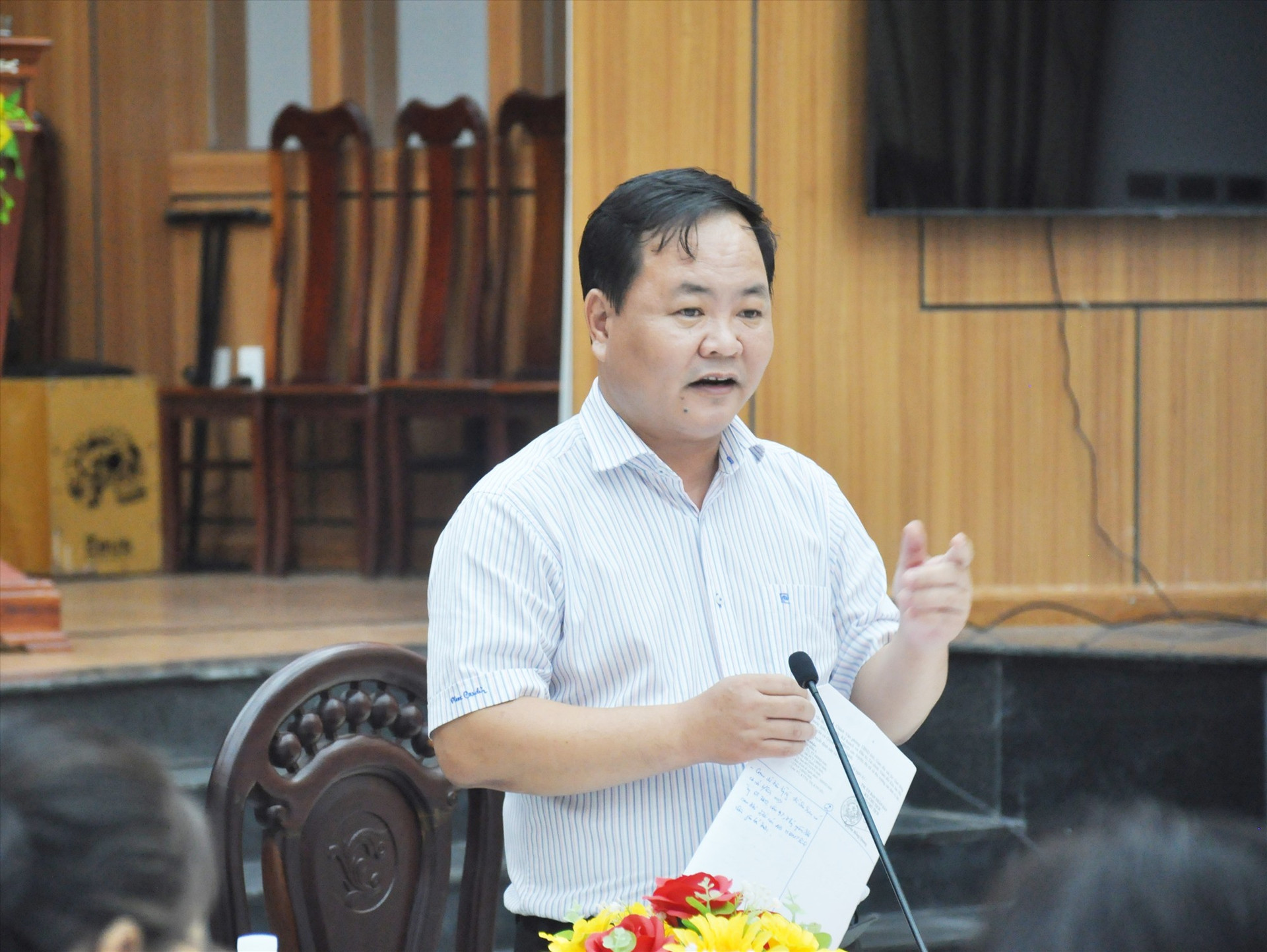 Phó Chủ tịch UBND tỉnh Nguyễn Hồng Quang lưu ý Nông Sơn cần tập trung làm tốt việc giải ngân vốn đầu tư công trong thời gian tới. Ảnh: N.Đ