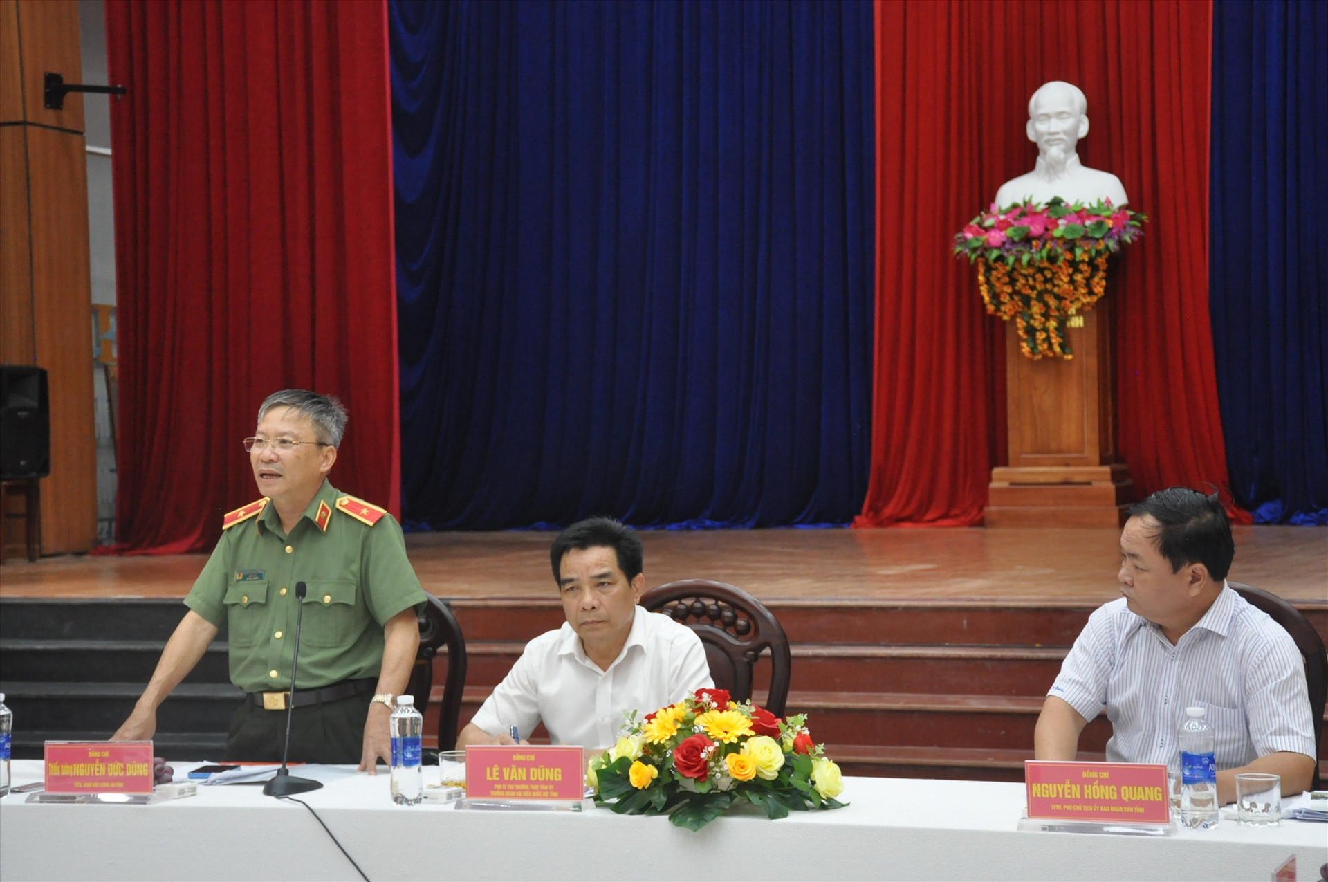 Thiếu tướng Nguyễn Đức Dũng lưu ý lãnh đạo địa phương về các vấn đề liên quan đến bảo vệ an ninh trật tự, an toàn xã hội trên địa bàn huyện Nông Sơn. Ảnh: N.Đ