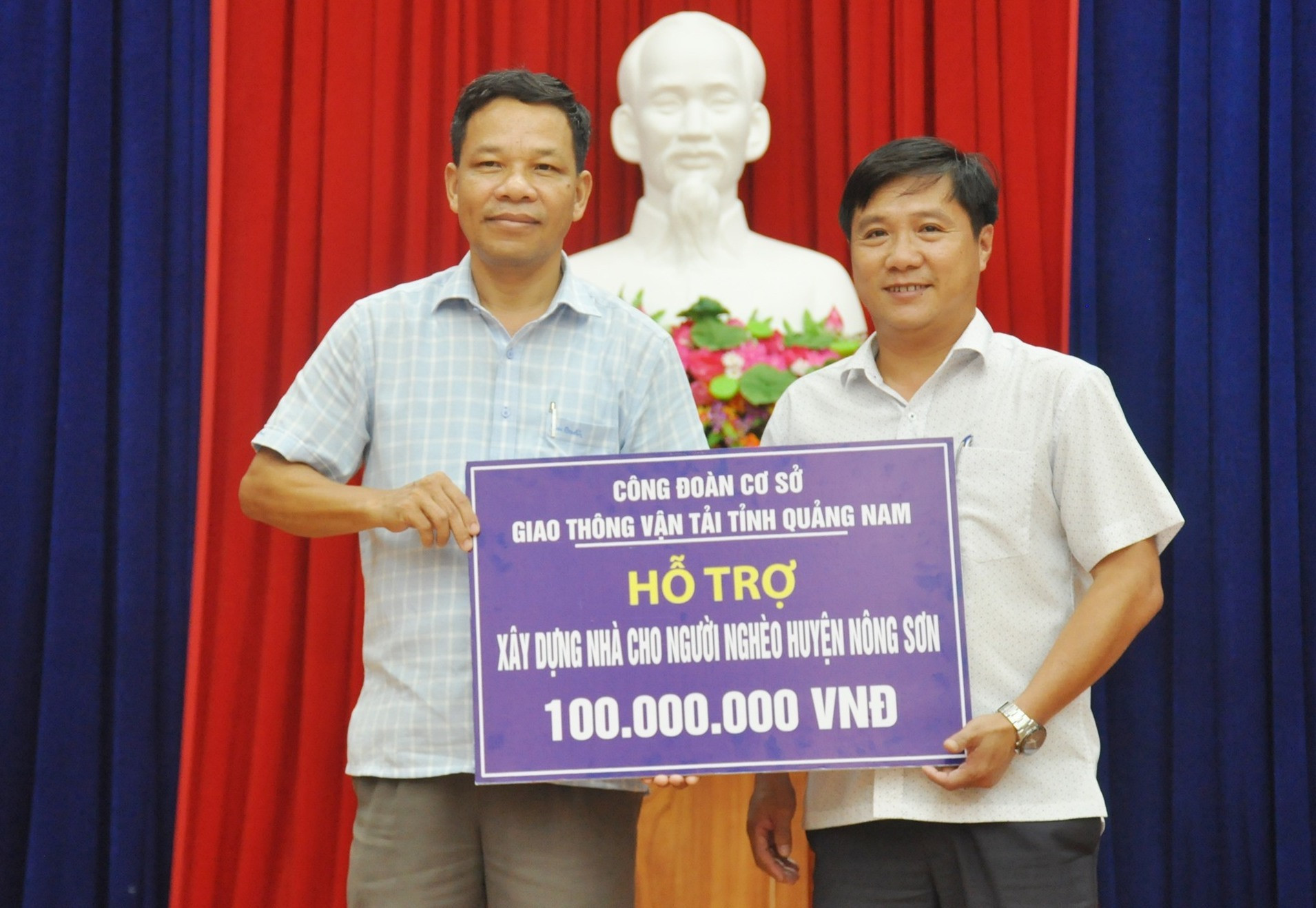 Dịp này, từ nguồn vận động các tổ chức, cá nhân, Công đoàn Sở GT-VT trao tặng 100 triệu đồng cho huyện Nông Sơn hỗ trợ xóa nhà tạm cho người dân. Ảnh: N.Đ