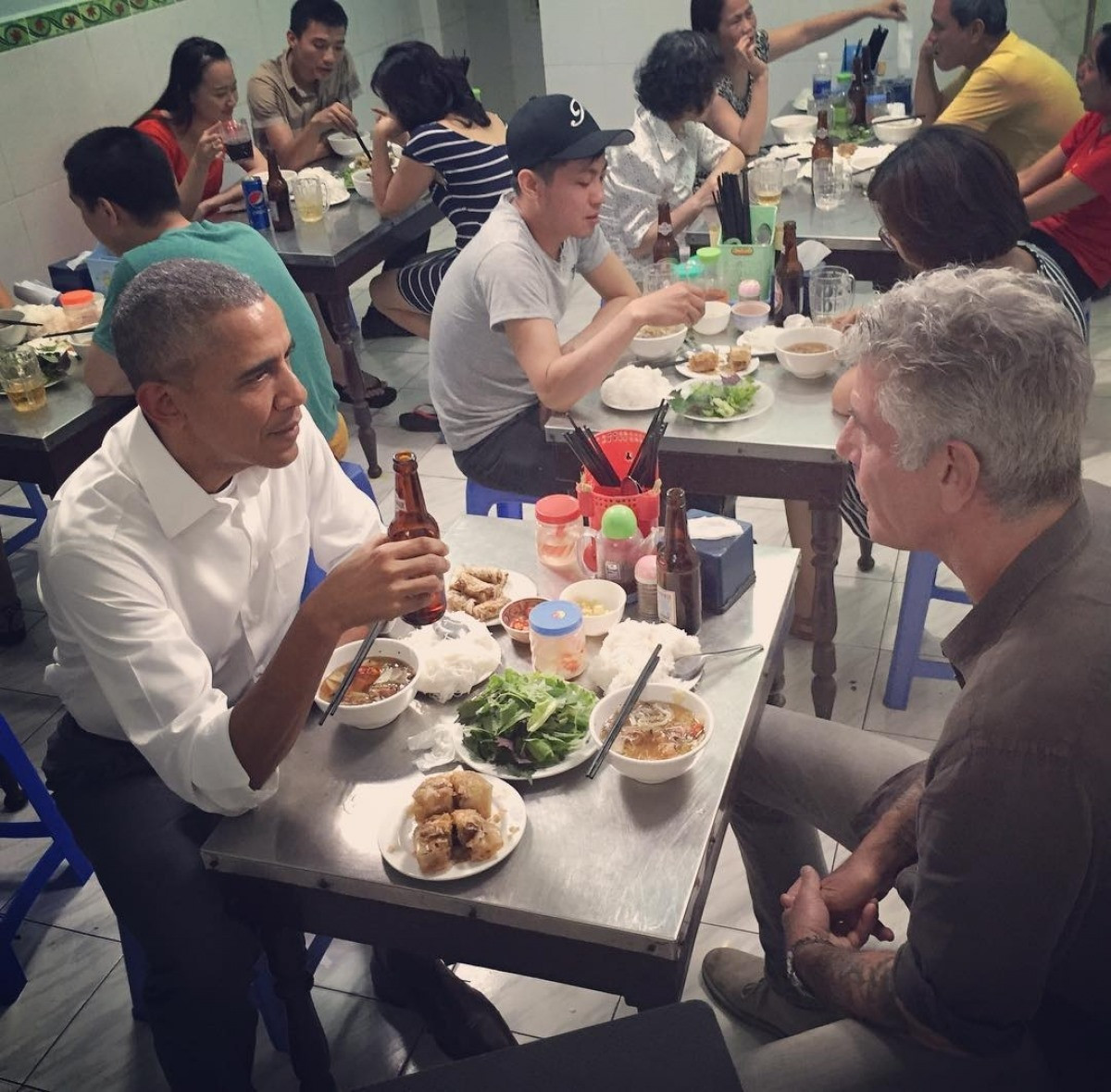 Celebrity chef Anthony Bourdain eats bun cha with former US President Barack Obama in Hanoi in 2016. (Photo: anthonybourdain/Instagram)