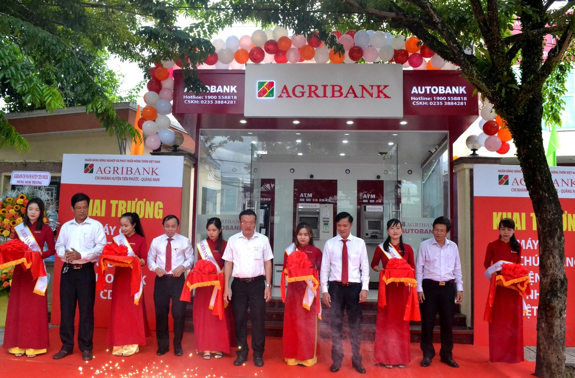 Agribank Tiên Phước khai trương, đưa vào hoạt động máy gửi, rút tiền tự động AutoBank CDM. Ảnh: Q.VIỆT