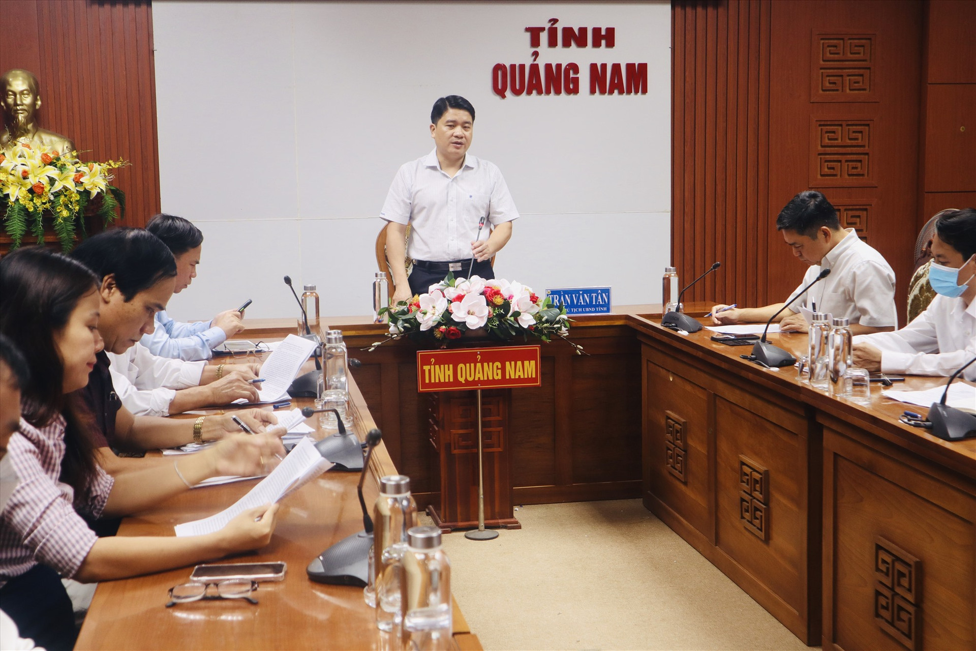 Phó Chủ tịch UBND tỉnh Trần Văn Tân chủ trì cuộc họp. Ảnh: Q.T