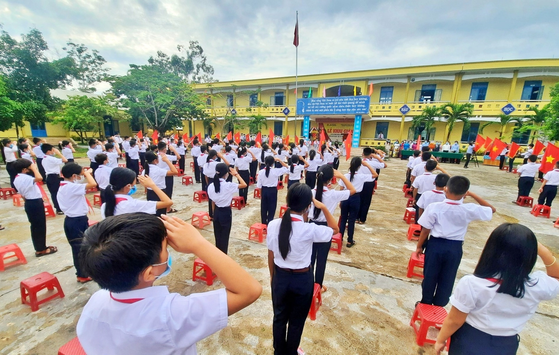Năm học 2022 - 2023, số lượng học sinh các cấp học đều tăng. Trong ảnh là học sinh Trường THCS Phan Tây Hồ (Phú Ninh) thực hiện nghi thức chào cờ tại lễ khai giảng năm học 2021 - 2022. Ảnh: ĐẠO VƯƠNG