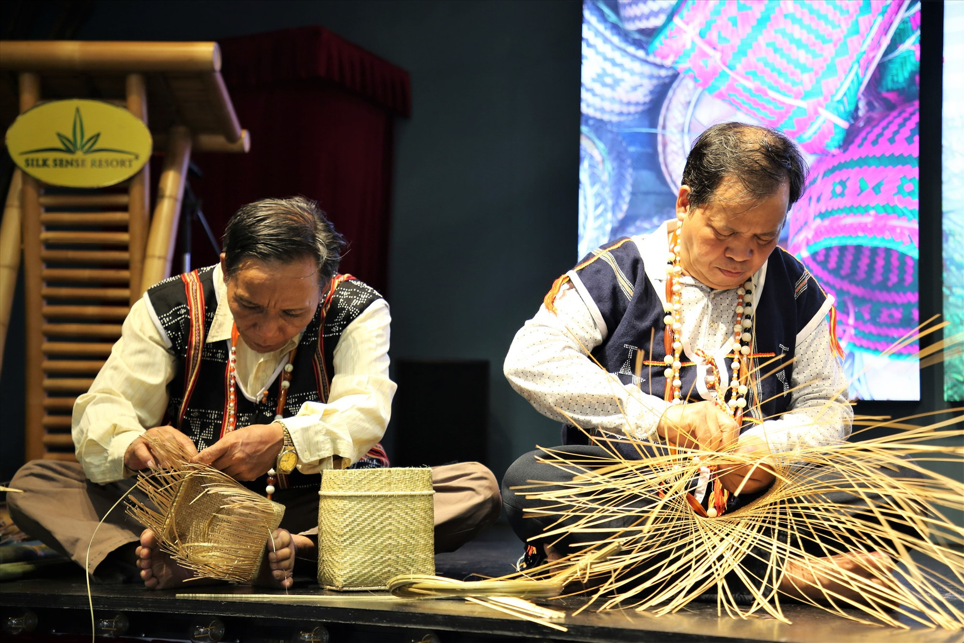 Các nghệ nhân Cơ Tu trình diễn nghệ thuật đan lát truyền thống. Ảnh: A.N