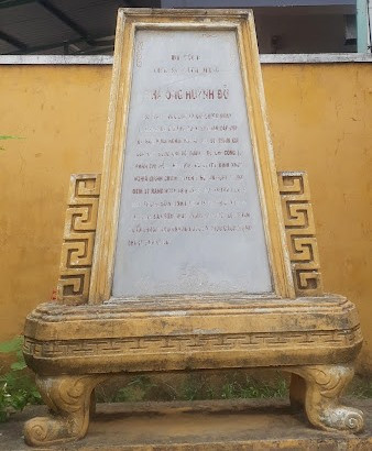 Bia di tích lịch sử nhà ông Huỳnh Đủ-nơi tổ chức họp bàn kế hoạch khởi nghĩa giành chính quyền ở Hội An năm 1945