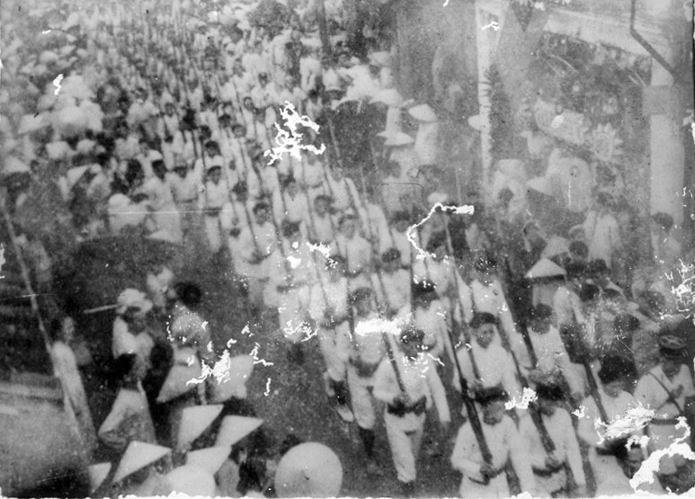 Cuộc tuần hành thị uy ở Hội An sau khi giành chính quyền thắng lợi ngày 18.8.1945 Ảnh: tư liệu