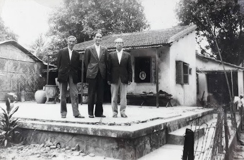 Đồng chí Nguyễn Phe(người đứng giữa) Trưởng Bna khởi nghĩa Hội An chụp ảnh lưu niệm tại di tích lịch sử cách mạng nhà ông Huỳnh Đủ năm 1984
