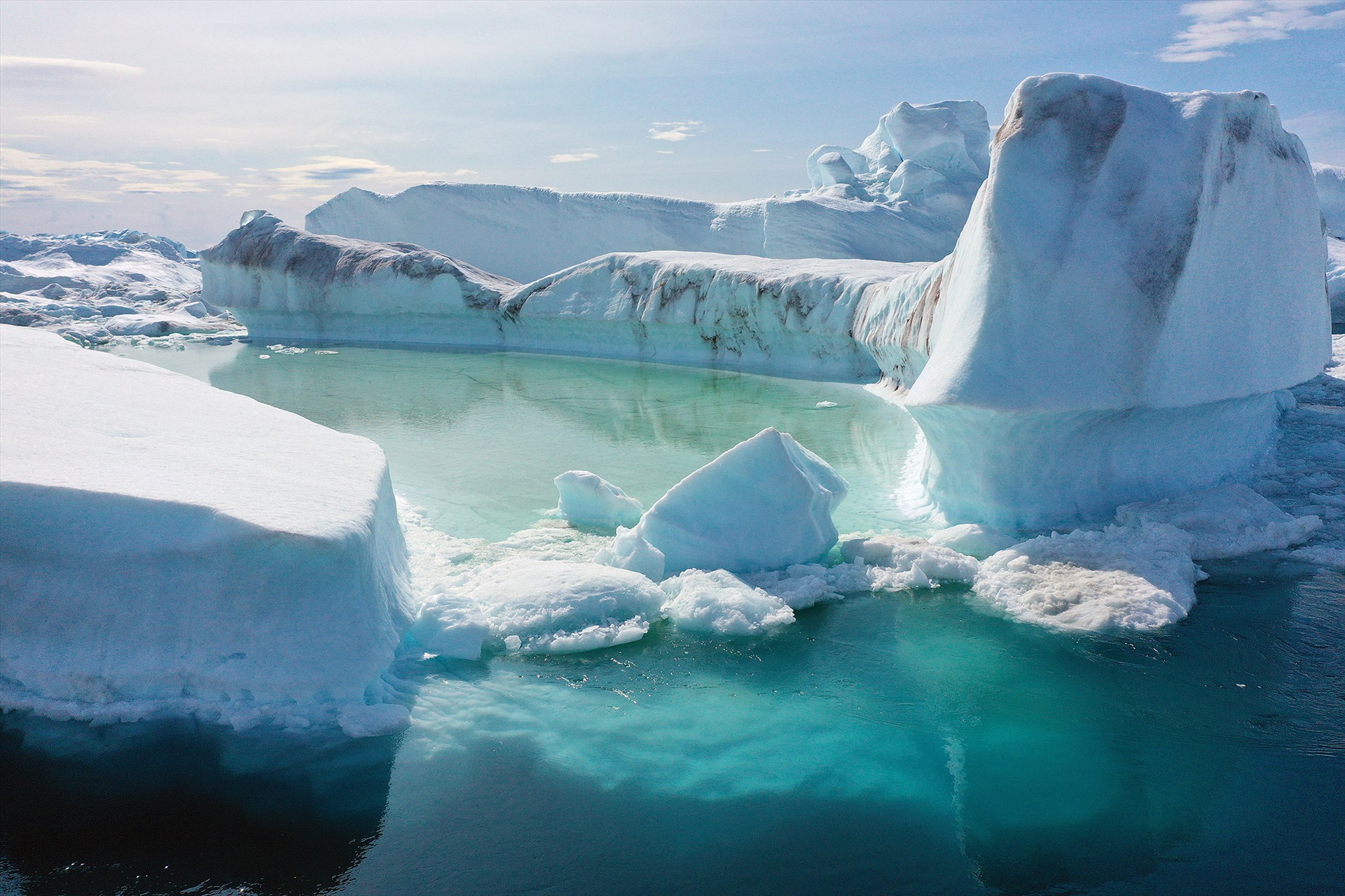 Biến đổi khí hậu khiến những núi băng ở Greenland tan nhanh hơn. Ảnh: Gettyimages