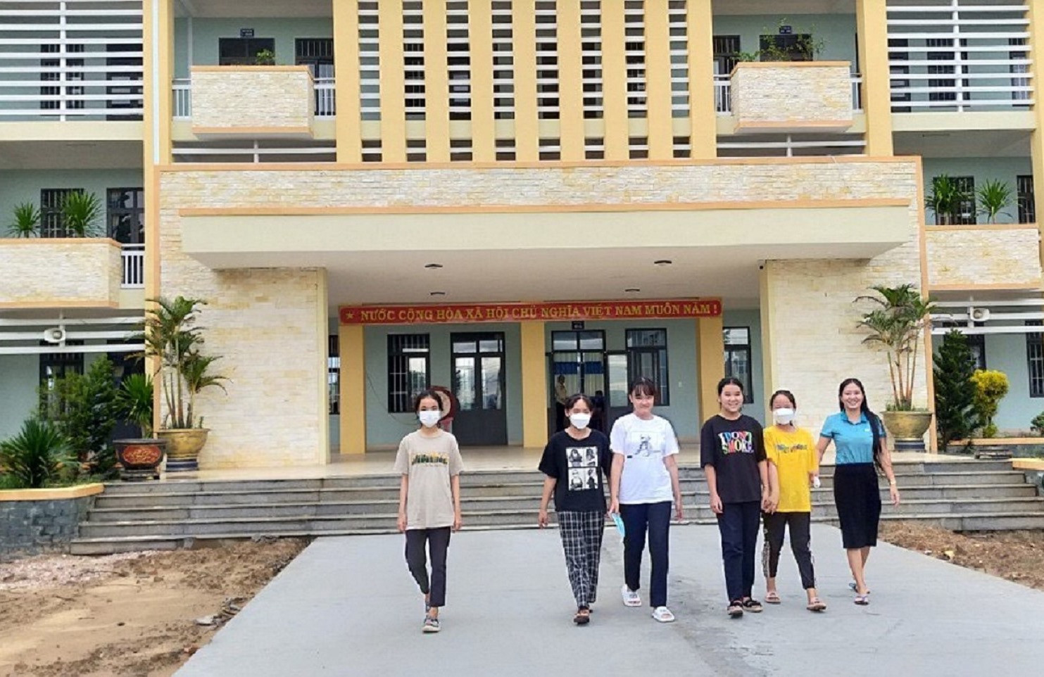 Trường THCS Nguyễn Bỉnh Khiêm (xã Duy Vinh) được đầu tư xây dựng khang trang, chuẩn bị cho năm học mới. Ảnh: T.N