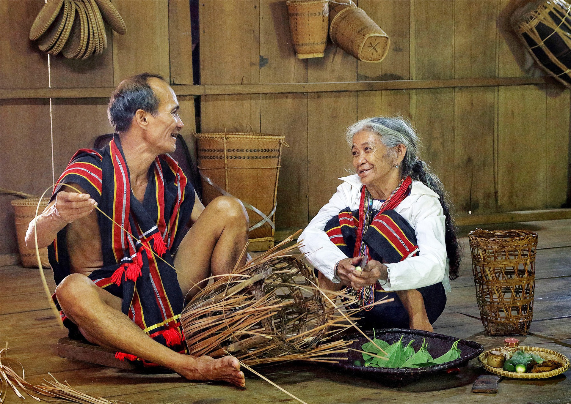 Văn hóa bản địa được xem là linh hồn trong việc phát triển sản phẩm du lịch. Trong ảnh: Nghề thủ công truyền thống của người Ca Dong. Ảnh: Đặng Kế Đông