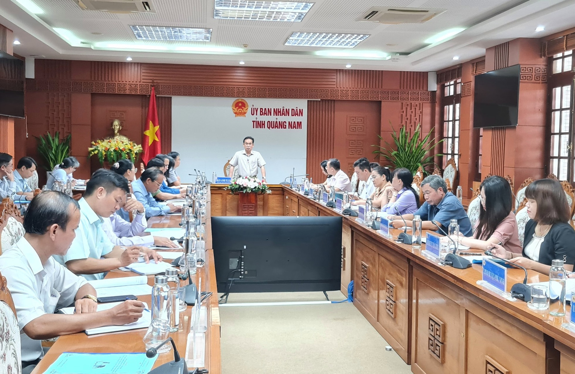 Phó Chủ tịch UBND tỉnh Trần Anh Tuấn chủ trì cuộc họp về thực hiện chính sách hỗ trợ tiền thuê nhà trọ. Ảnh: D.L