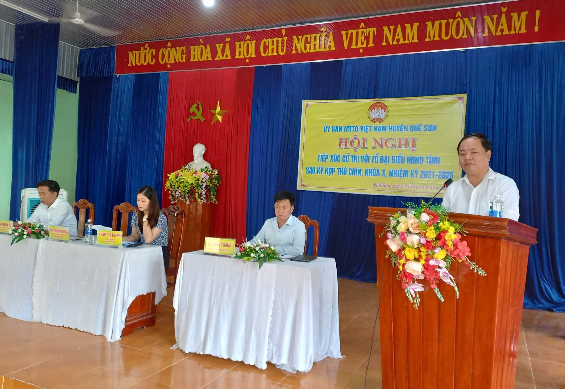 Phó Chủ tịch UBND tỉnh Nguyễn Hồng Quang trả lời kiến nghị của cử tri. ảnh DT