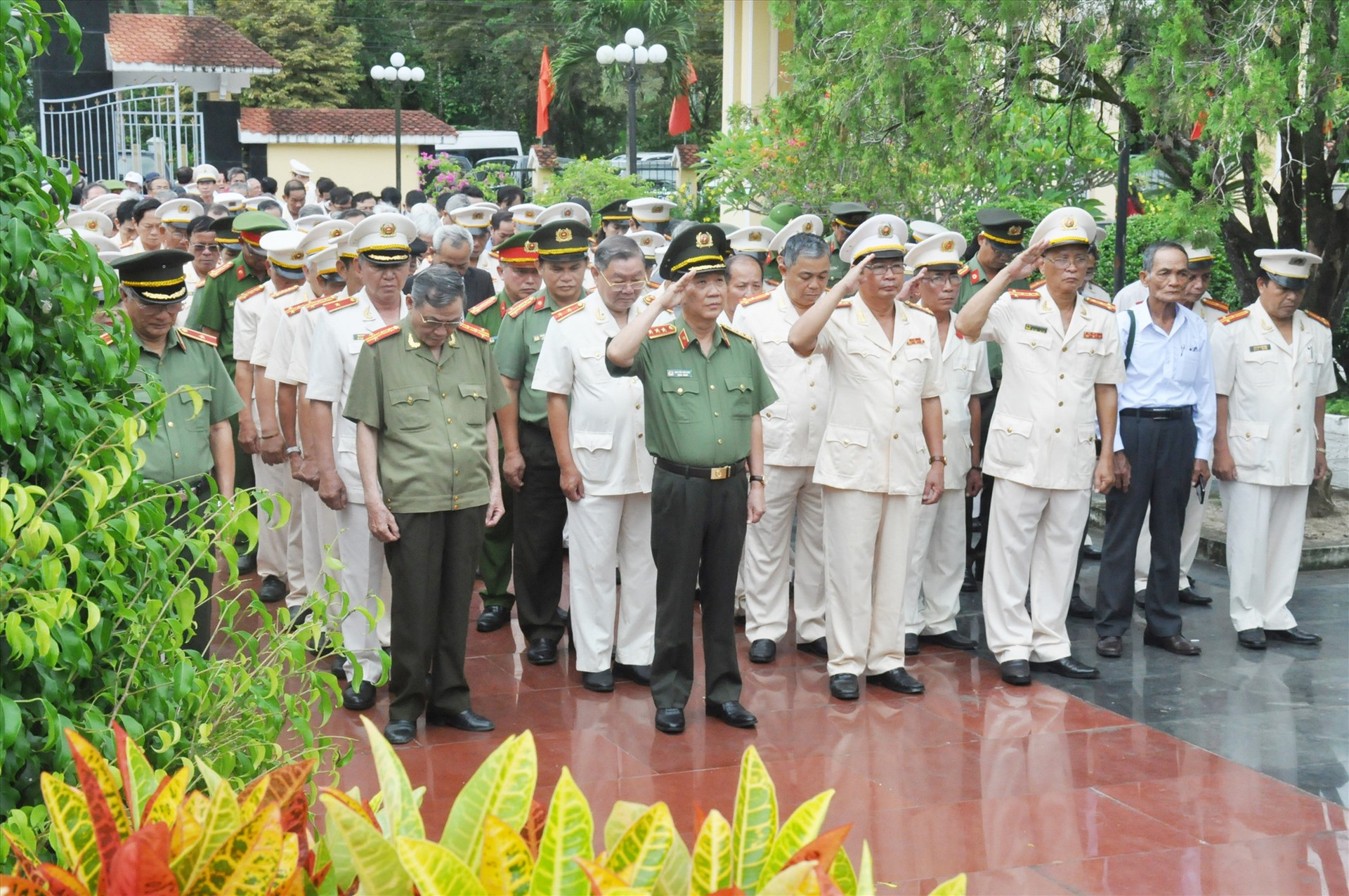 Các đại biểu dành một phút mặc niệm tưởng nhớ các anh hùng liệt sĩ tại Nghĩa trang liệt sĩ huyện Bắc Trà My. Ảnh: N.Đ