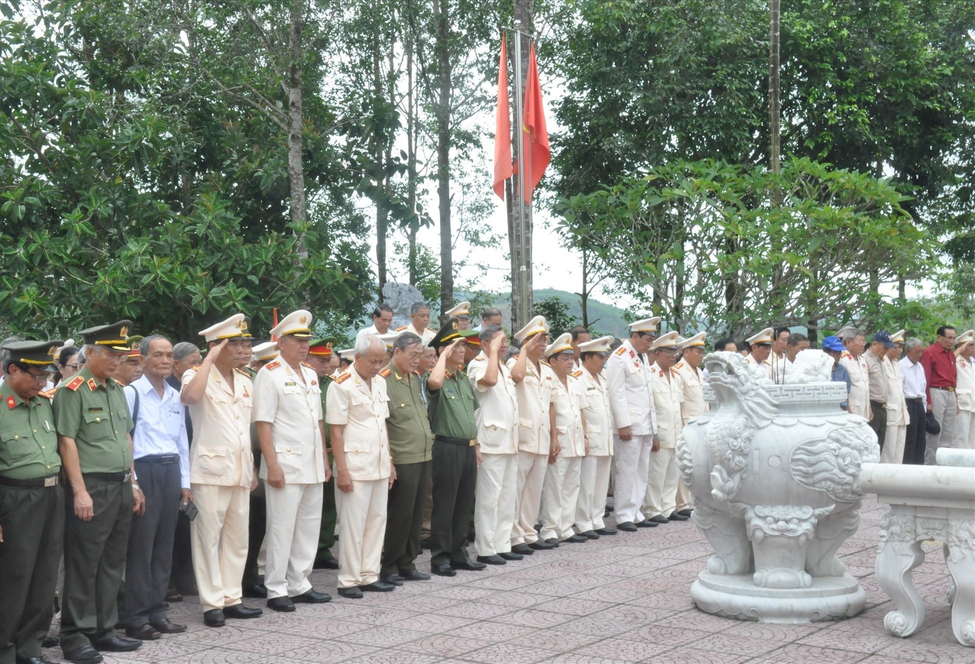 Các đại biểu dành một phút mặc niệm tưởng nhớ các anh hùng liệt sĩ an ninh Khu 5 tại Đền tưởng niệm anh hùng liệt sĩ an ninh Khu 5 (xã Trà Tân, Bắc Trà My). Ảnh: N.Đ