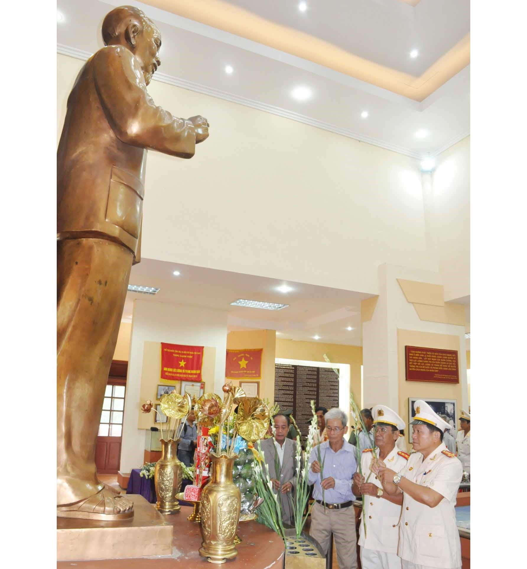 Các đại biểu dâng hoa tưởng nhớ công lao to lớn của Chủ tịch Hồ Chí Minh tại Nhà truyền thống Khu di tích An ninh Khu 5 (xã Trà Tân, Bắc Trà My). Ảnh: N.Đ