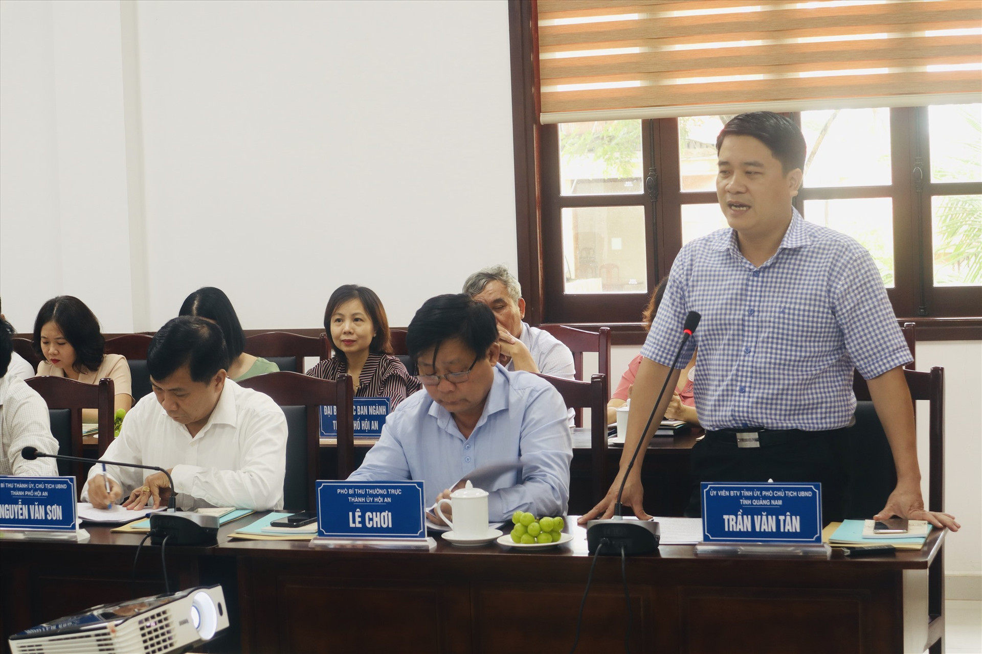 Phó Chủ tịch UBND tỉnh Trần Văn Tân phát biểu tại buổi làm việc. Ảnh: Q.T