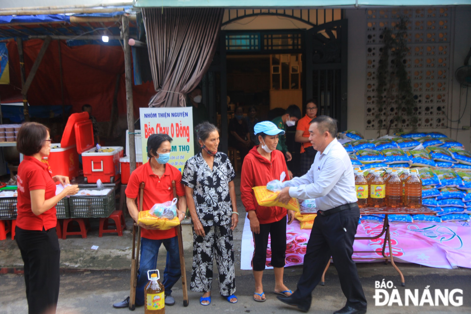 Nhóm thiện nguyện “Bếp chay 0 đồng” của làng Nam Thọ (phường Thọ Quang, quận Sơn Trà) trao các suất ăn tình thương cho người dân. Ảnh: CHIẾN THẮNG