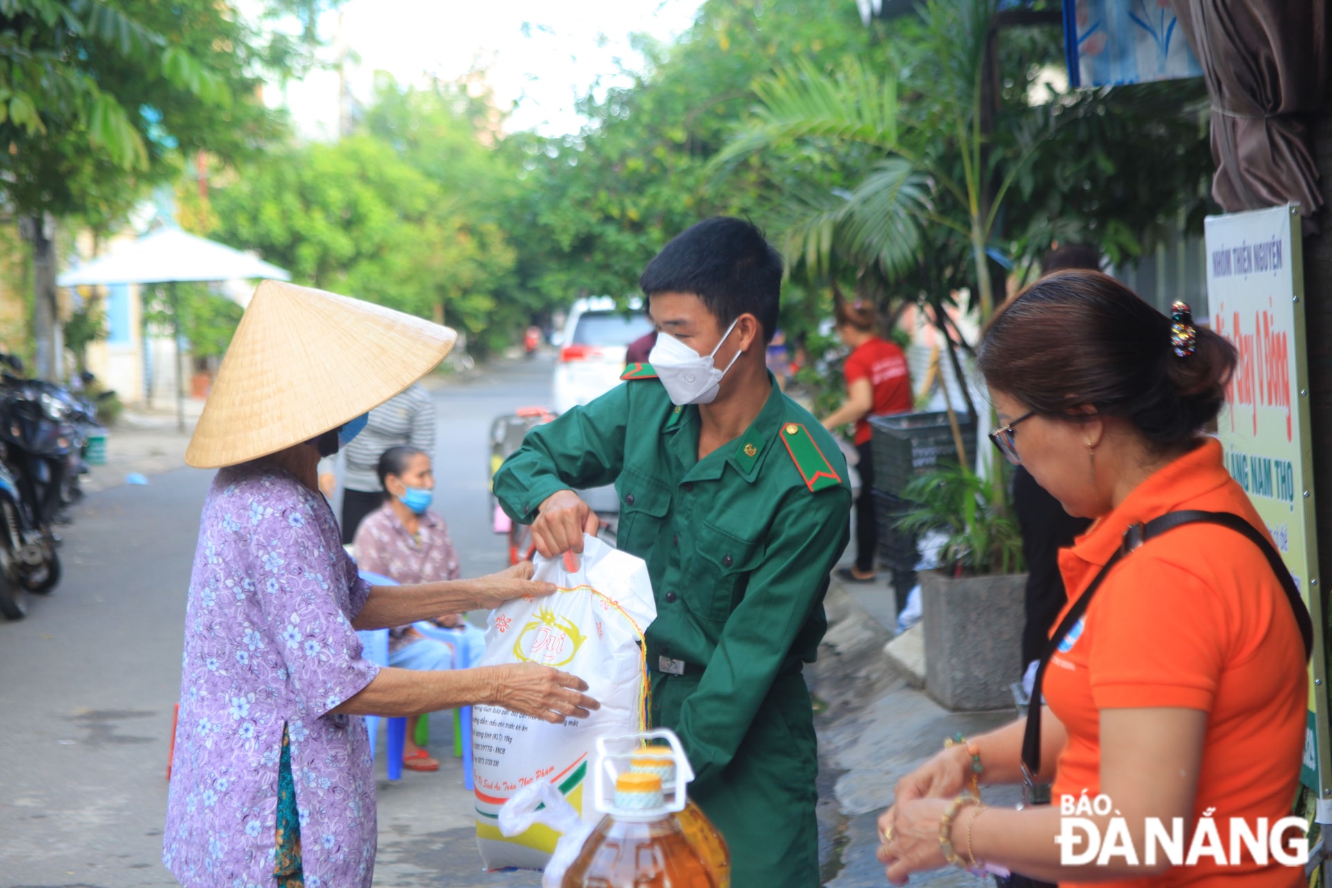 Những chiến sĩ thuộc Đồn Biên phòng Sơn Trà (Bộ đội Biên phòng thành phố) giúp đỡ nhóm thiện nguyện trao quà cho người dân nghèo.