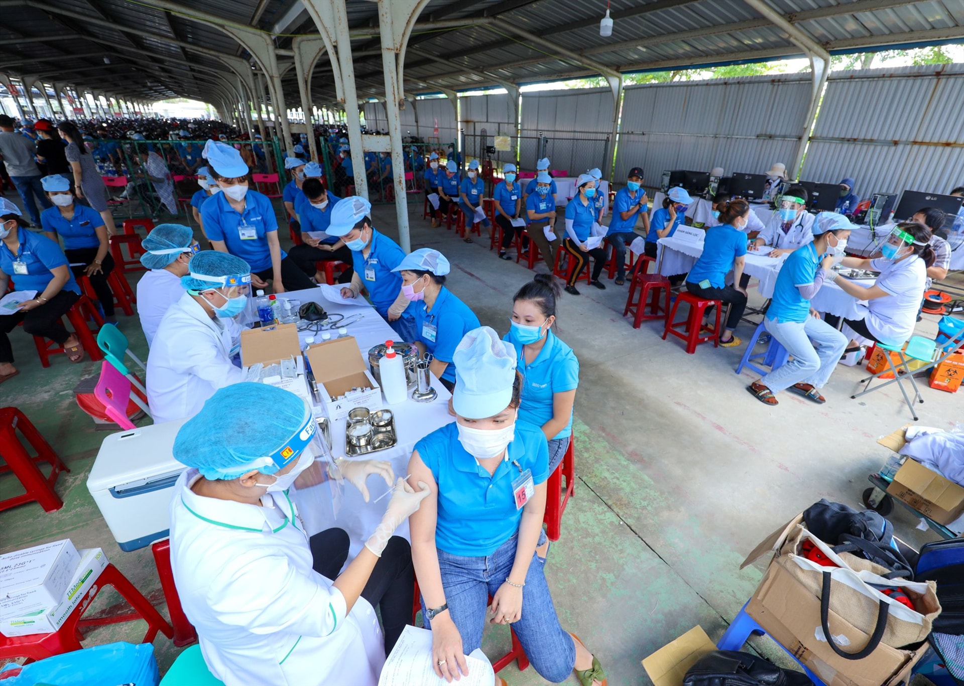 Đẩy nhanh tiến độ tiêm các mũi nhắc lại là yêu cầu đặt ra trong thời gian tới tại Quảng Nam. Ảnh: K.L