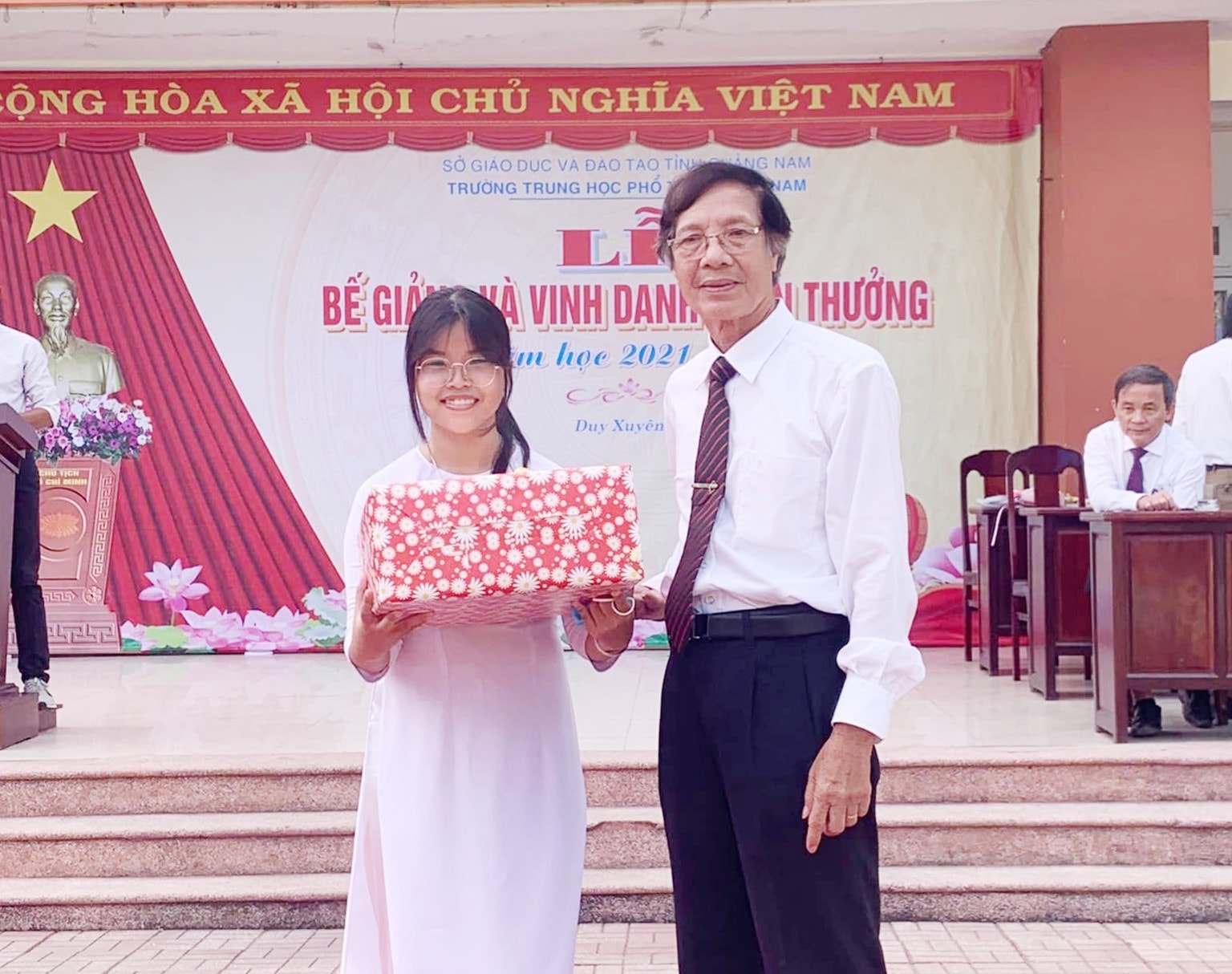 Chủ tịch Hội khuyến học thị trấn Nam Phước - thầy Đoàn Ngọc Ân trao thưởng học sinh giỏi Trường THPT Sào Nam năm học 2021 - 2022. Ảnh: D.H