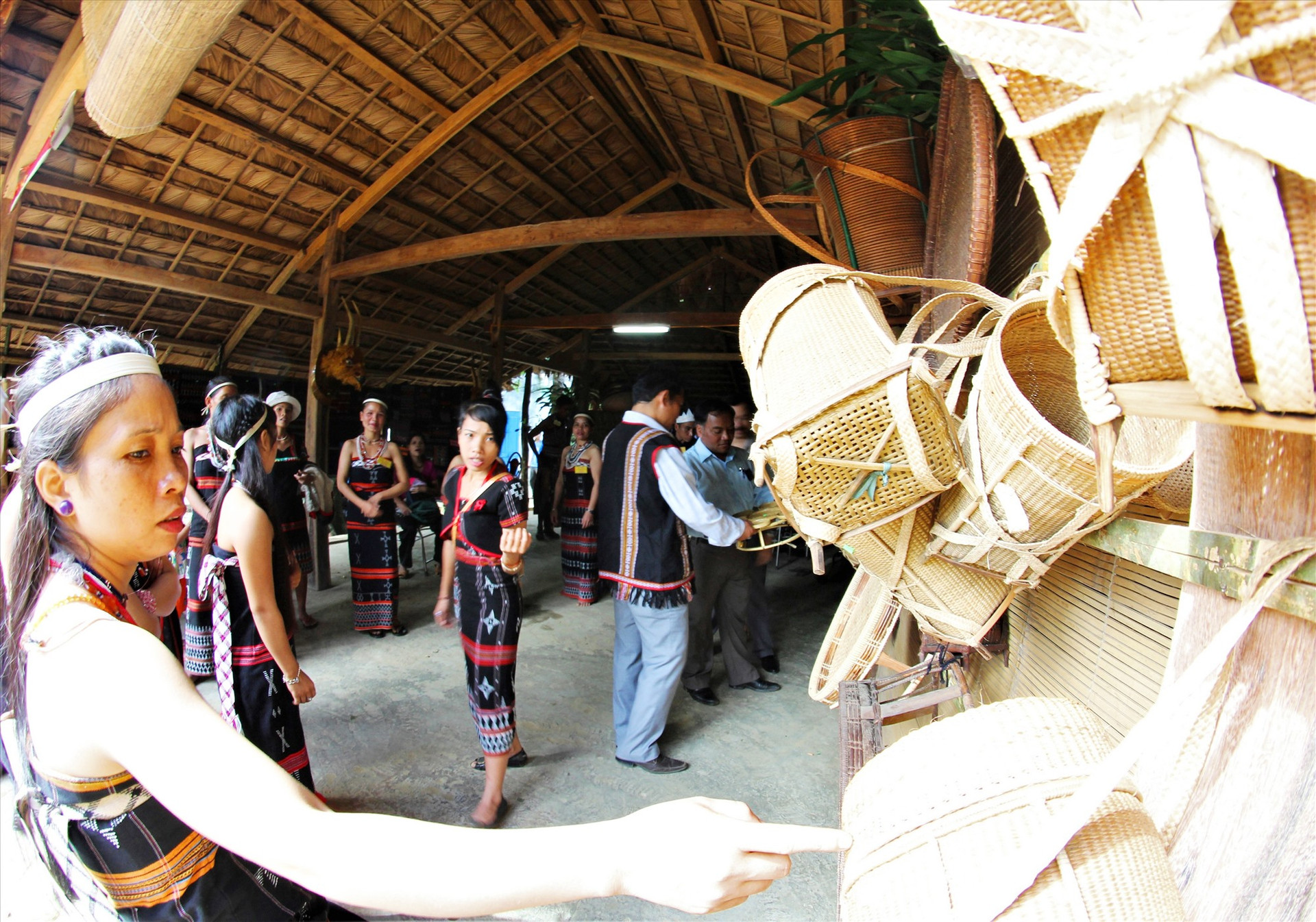 Sản phẩm thủ công truyền thống của đồng bào Cơ Tu được trưng bày tại hội chợ miền núi. Ảnh: ALĂNG NGƯỚC