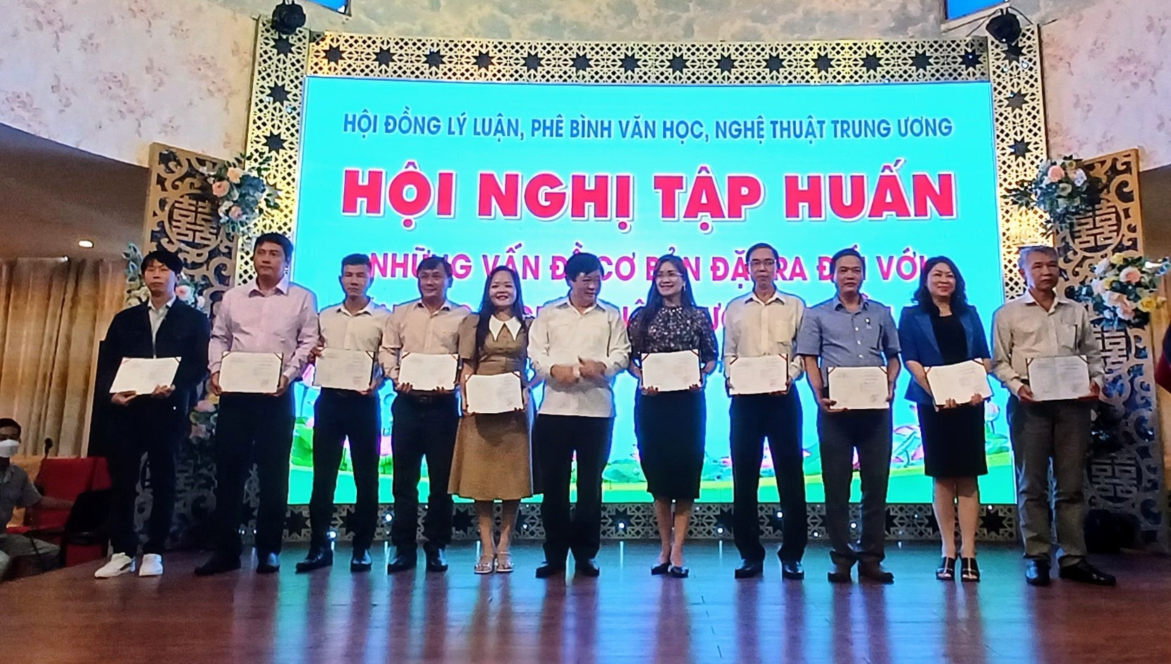 Trao chứng chỉ hoàn thành chương trình tập huấn cho học viên. Ảnh: B. A