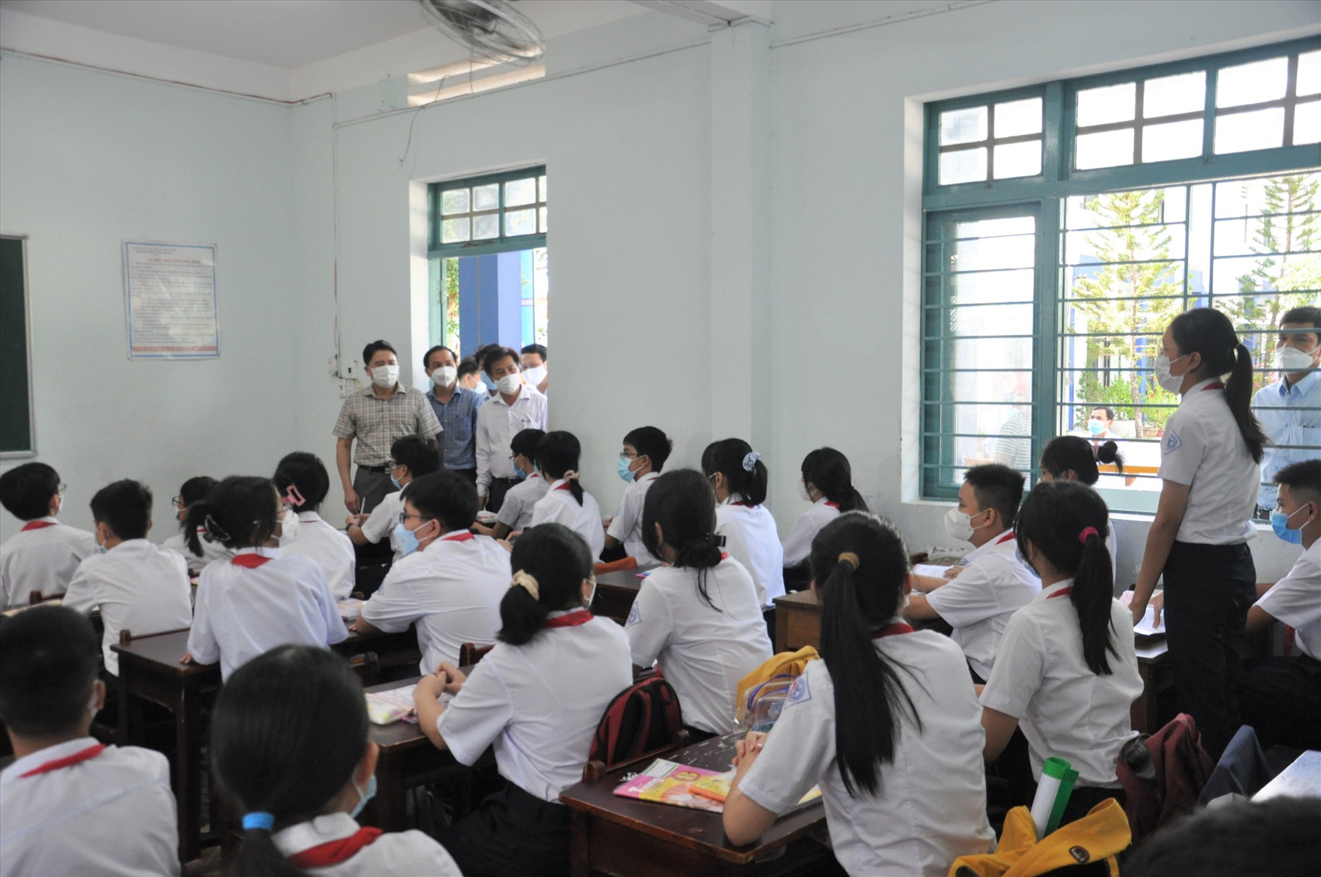 Phó Chủ tịch UBND tỉnh Trần Văn Tân kiểm tra công tác dạy học đầu năm học 2021-2022. Ảnh: X.P
