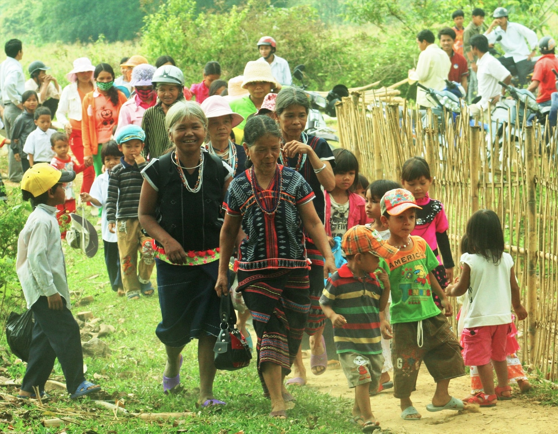 Đoàn nhà gái tham dự ngày lễ báo hiếu của chàng rể Cơ Tu. Ảnh: ĐĂNG NGUYÊN