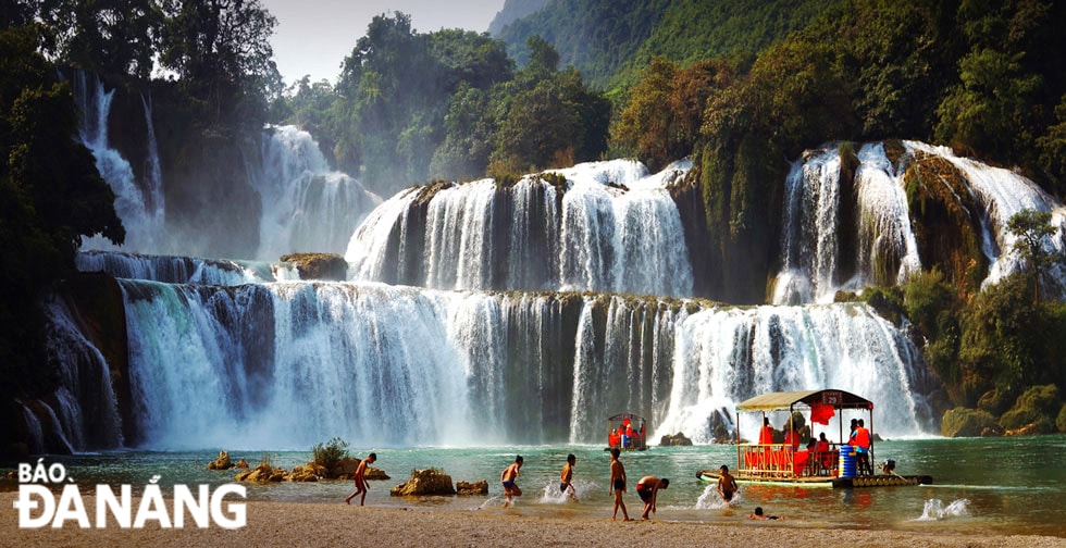 Tắm mát bên dòng thác.
