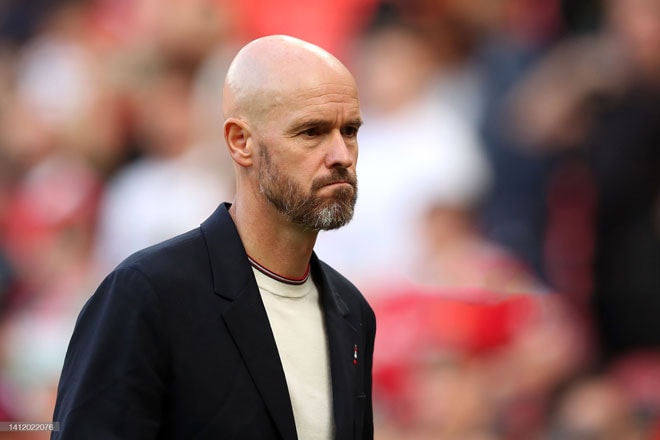 HLV Erik ten Hag bất lực đứng nhìn Manchester United thua Brighton lần đầu tiên tại sân nhà Old Trafford. Ảnh: Getty Images